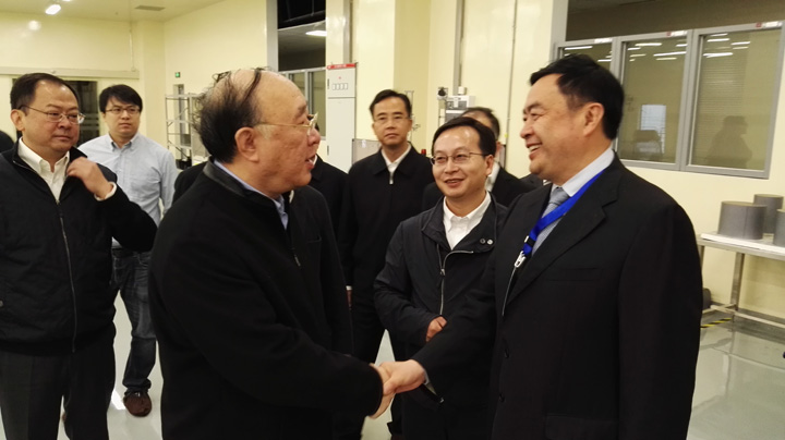 2重慶市市長黃奇帆與趙振元同志親切交談，中立者為重慶超硅總經理長陳猛.jpg
