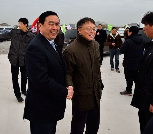 趙振元同志與上?？萍即髮W(xué)校長江綿恒親切交談.jpg