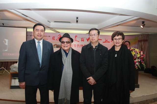 16-趙振元和四川人民出版社社長(zhǎng)黃立新、中外散文詩(shī)學(xué)會(huì)主席、著名作家海夢(mèng)親切合影.jpg