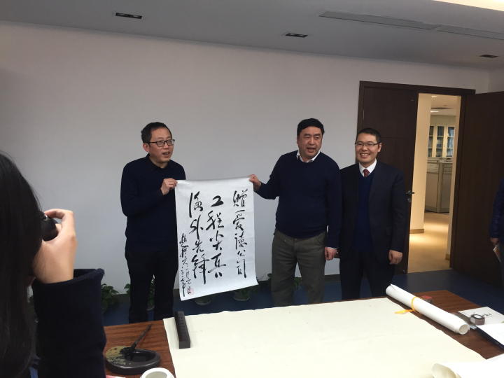 5-趙振元同志與愛德公司總經(jīng)理鄒克，首席顧問(wèn)崔永祥親切合影.jpg