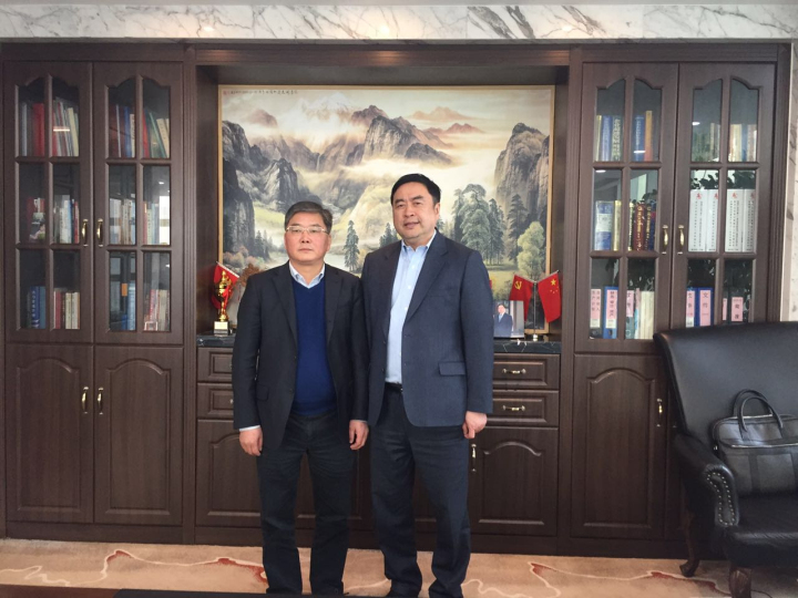 1-趙振元同志與無錫產業(yè)集團副總經理張曉耕親切合影.jpg