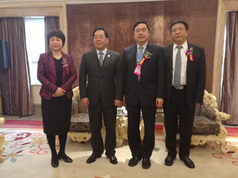 9-趙振元與袁三軍（右一）、孫淑芳（左一）、李中航（左二）親切合影.jpg