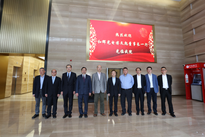 2-趙振元董事長(zhǎng)、白焰高級(jí)副院長(zhǎng)與傅文彪董事長(zhǎng)、卞家駿總裁一行親切合影.jpg