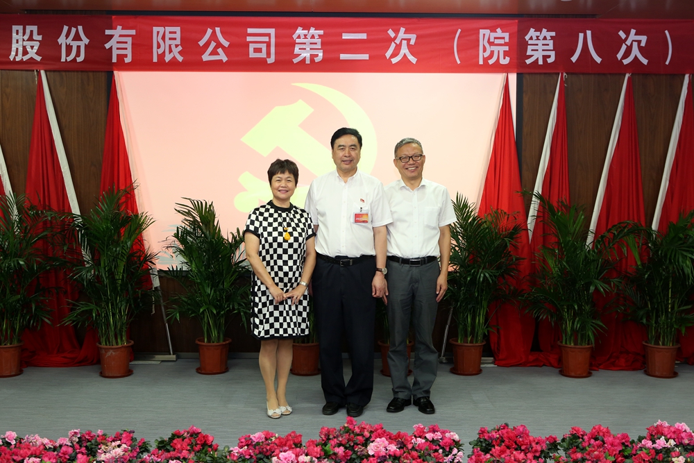 合影-趙振元書(shū)記與太極實(shí)業(yè)黨委書(shū)記褚兵、黨委副書(shū)記兼工會(huì)主席陳月芳合影.jpg